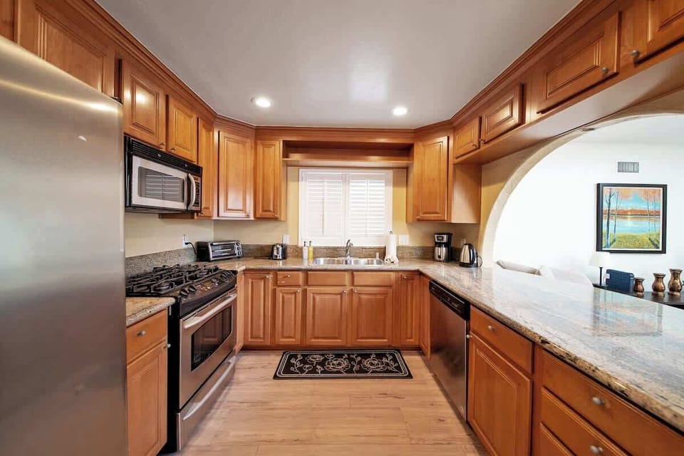 Everything you'd need to prepare meals is here in this spacious kitchen!