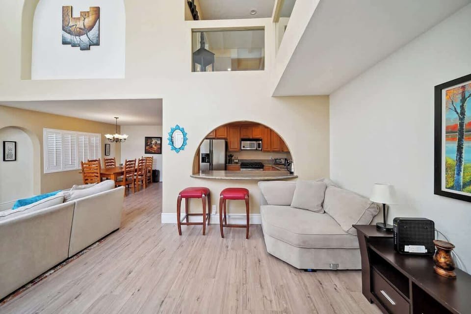 Roomy and luminous to easily accommodate up to 8 guests