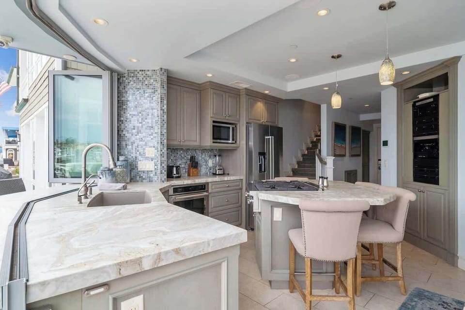 Gorgeous & fully equipped kitchen w/top-of-the-line stainless steel appliances