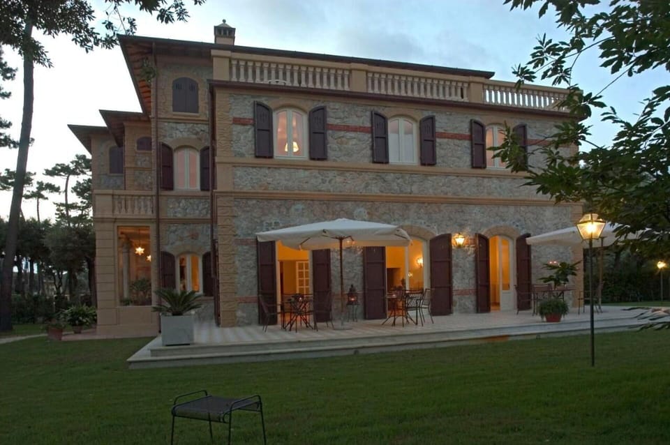 Activities, Amenities, Balcony / Terrace / Patio, Building Exterior, Facilities, Food, Main Entrance, Spring, Summer, Wellness