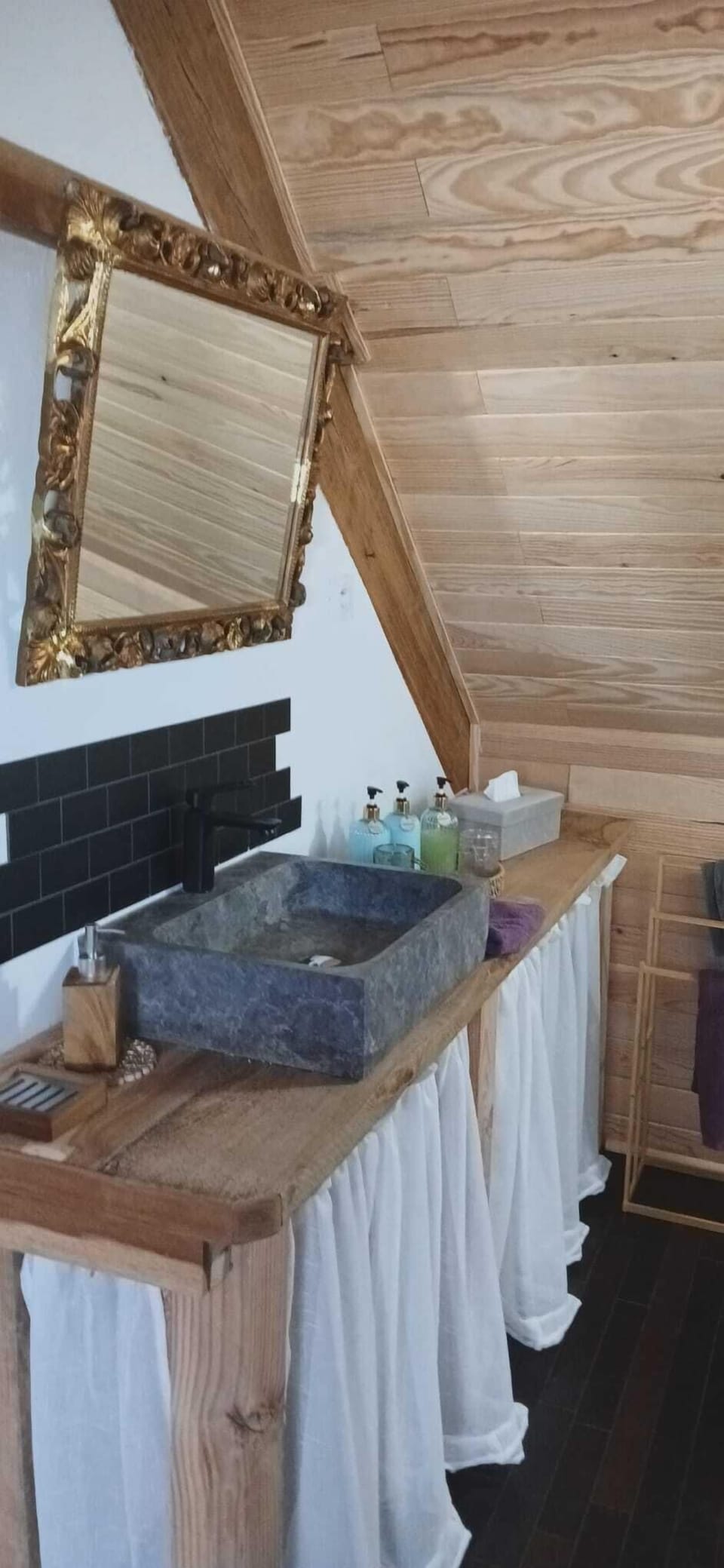 Comfort Room | Bathroom | Shower, free toiletries, hair dryer, soap