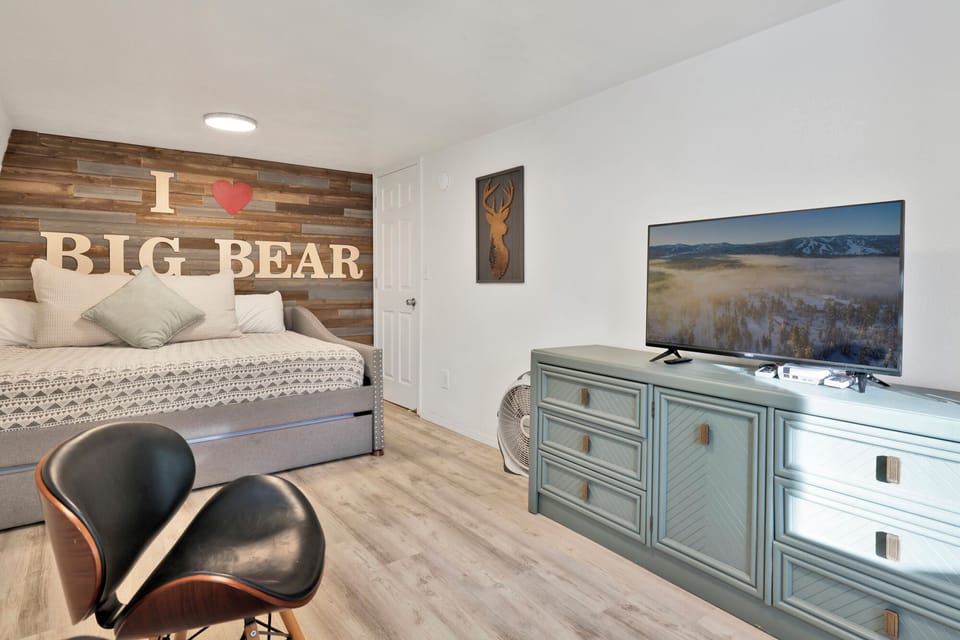 Cabin, Patio, Mountain View (2190) | 4 bedrooms, individually decorated, individually furnished, bed sheets