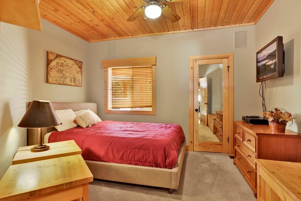 House, Multiple Beds, Hot Tub, Mountain View (1884) | 5 bedrooms, individually decorated, individually furnished, bed sheets