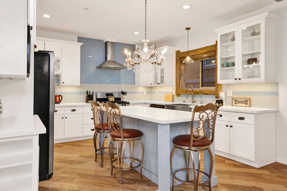 House, Multiple Beds, Balcony, Mountain View (1840) | Private kitchen | Coffee/tea maker
