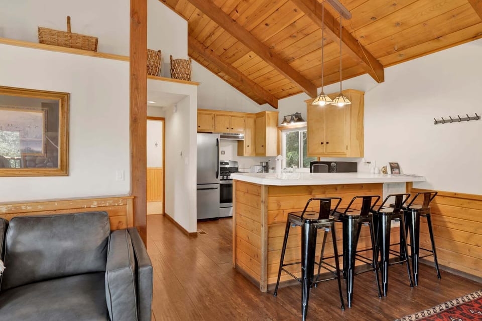 Cabin, Multiple Beds, Hot Tub, Mountain View (1977) | Interior