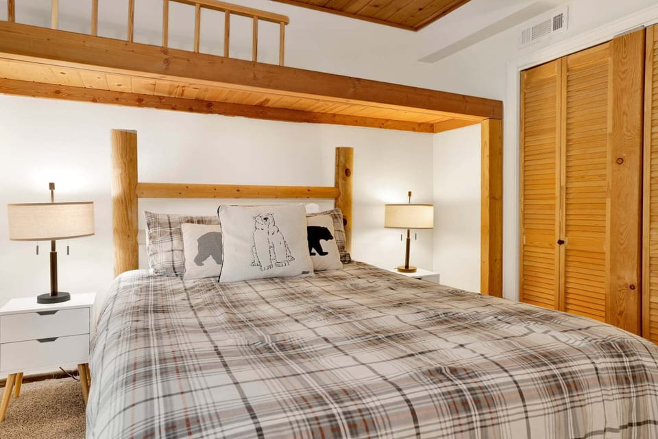 Cabin, Multiple Beds, Hot Tub, Mountain View (1977) | 3 bedrooms, individually decorated, individually furnished, bed sheets