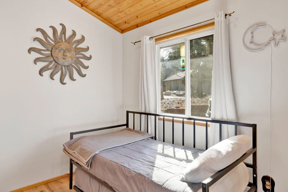 Cabin, Multiple Beds, Hot Tub, Mountain View (2413) | 3 bedrooms, individually decorated, individually furnished, bed sheets