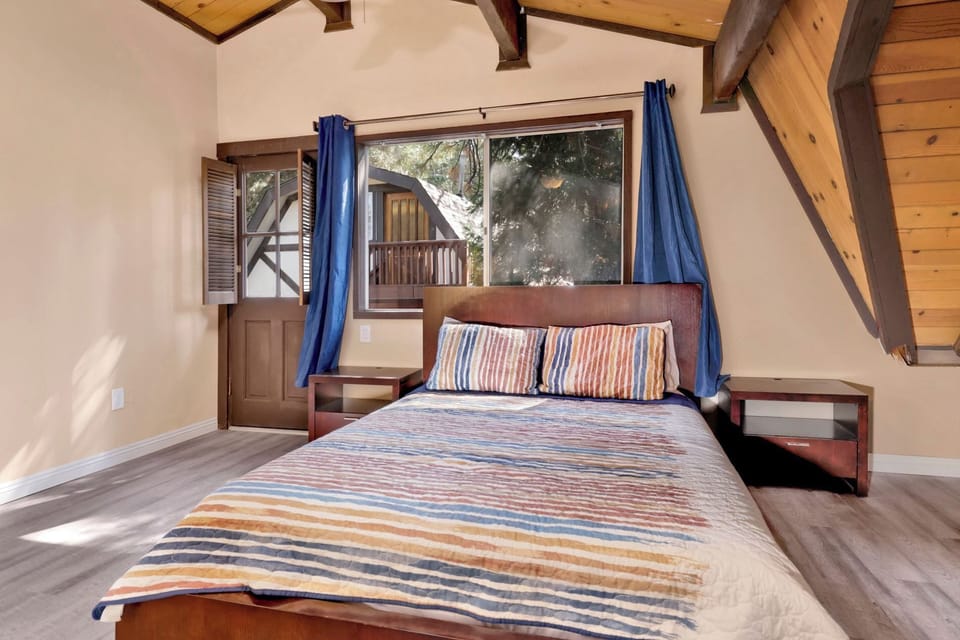 Cabin, Multiple Beds, Patio, Mountain View (1976) | 3 bedrooms, individually decorated, individually furnished, bed sheets