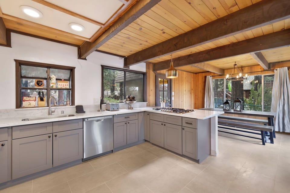 Cabin, Multiple Beds, Patio, Mountain View (1976) | Private kitchen | Coffee/tea maker