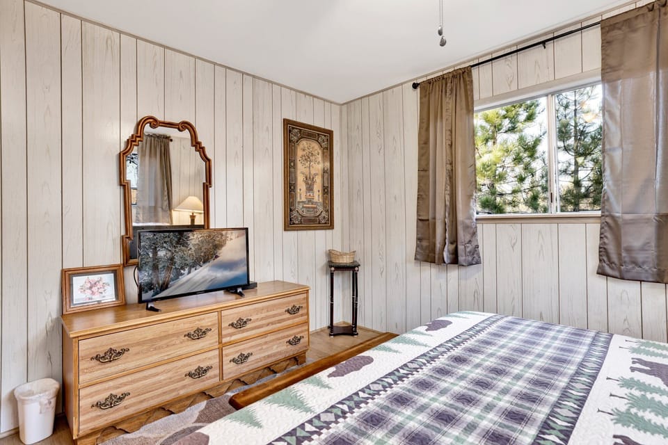 Cabin, Multiple Beds, Hot Tub, Mountain View (2379) | 3 bedrooms, individually decorated, individually furnished, bed sheets