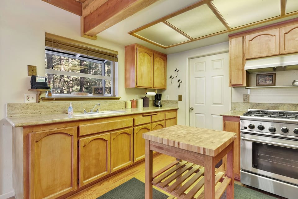 Cabin, Multiple Beds, Patio, Mountain View (2060) | Private kitchen | Coffee/tea maker