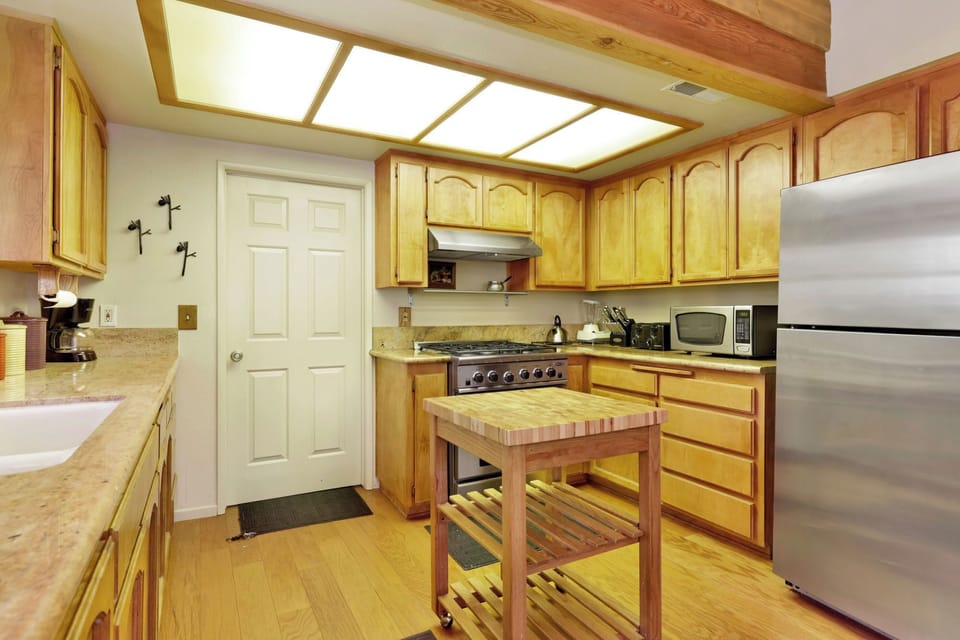 Cabin, Multiple Beds, Patio, Mountain View (2060) | Private kitchen | Coffee/tea maker