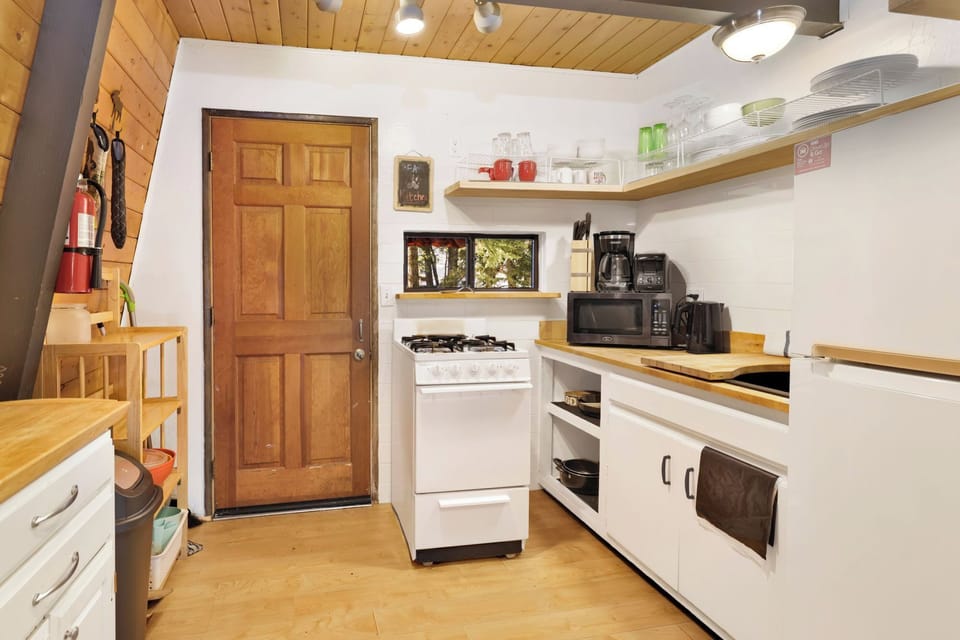 Cabin, Multiple Beds, Hot Tub, Mountain View (1946) | Private kitchen | Coffee/tea maker
