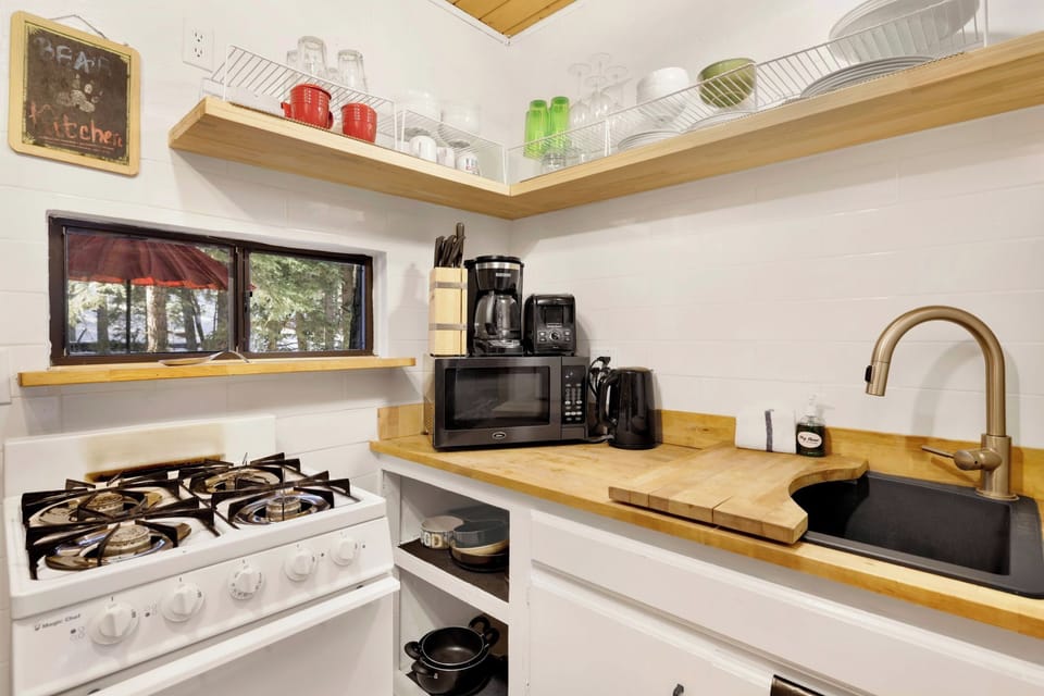 Cabin, Multiple Beds, Hot Tub, Mountain View (1946) | Private kitchen | Coffee/tea maker