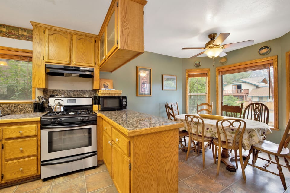 Cabin, Multiple Beds, Hot Tub, Mountain View (1945) | Private kitchen