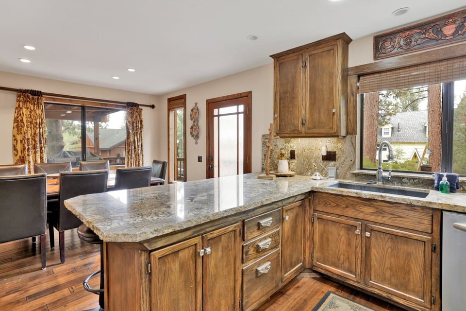 House, Multiple Beds, Hot Tub, Mountain View (1888) | Private kitchen | Coffee/tea maker
