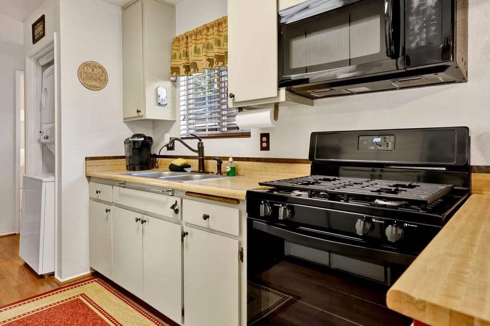 Cabin, Multiple Beds, Patio, Mountain View (2183) | Private kitchen