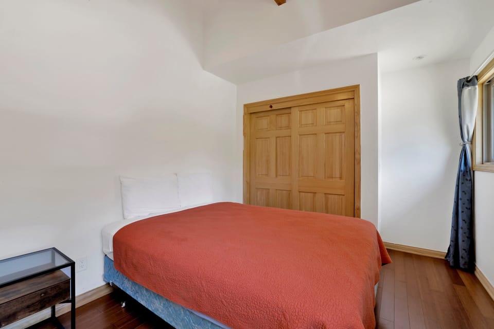 Cabin, Multiple Beds, Patio, Mountain View (1916) | 2 bedrooms, individually decorated, individually furnished, bed sheets