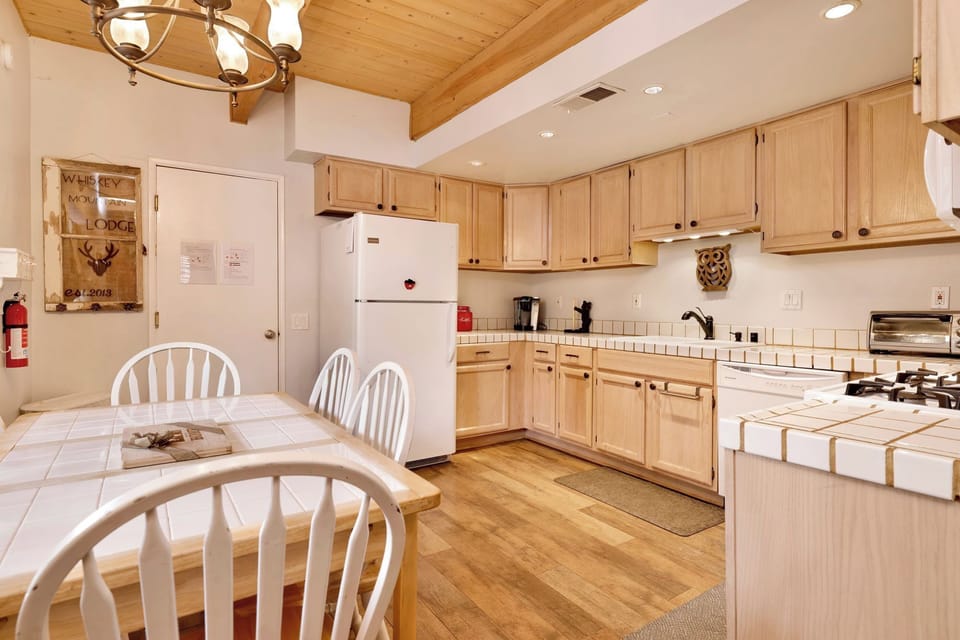 Cabin, Multiple Beds, Hot Tub, Mountain View (2028) | Private kitchen | Coffee/tea maker