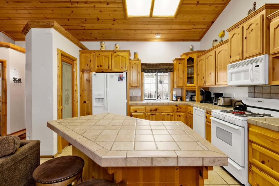 Cabin, Multiple Beds, Hot Tub, Mountain View (1986) | Private kitchen