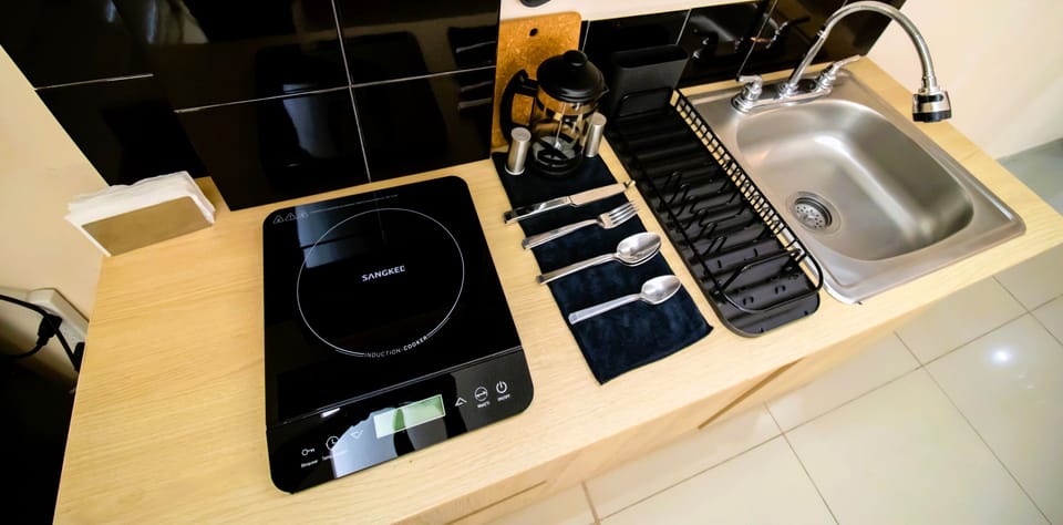 Deluxe Studio Suite | Private kitchen | Fridge, microwave, coffee/tea maker, blender