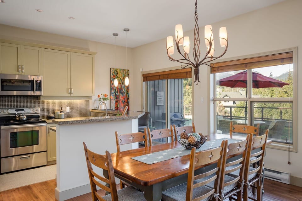 Open concept kitchen/dining area
