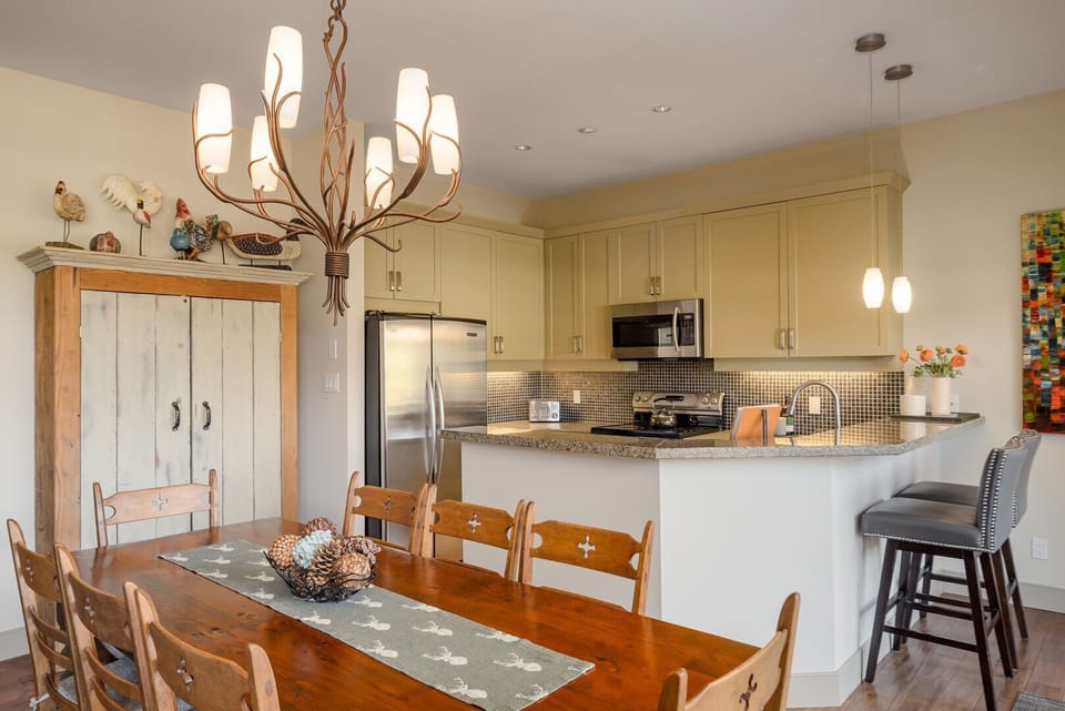 Bright & spacious kitchen/dining area & breakfast bar