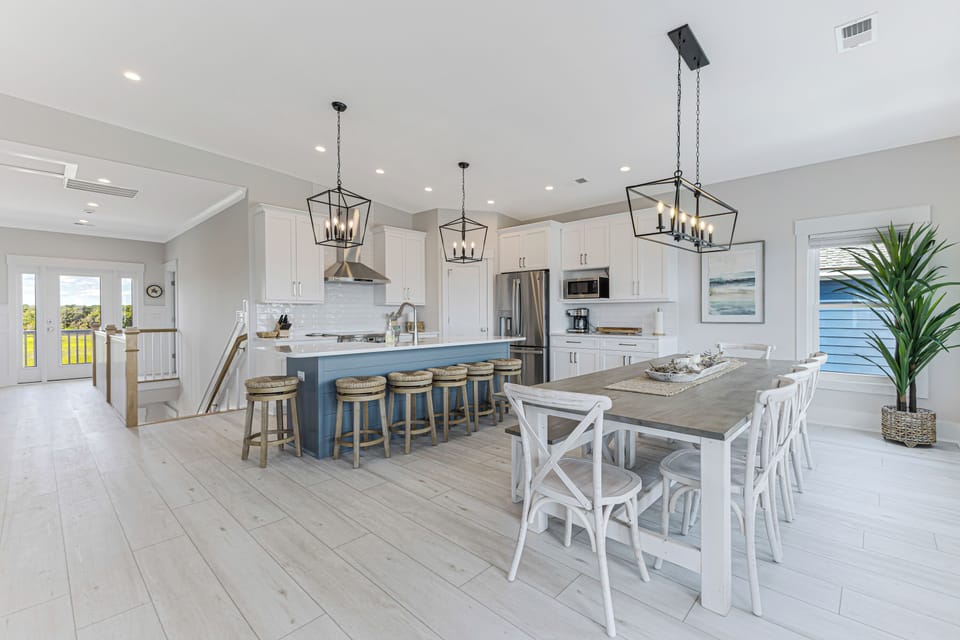 Large dining table - seating for 10 and an additional 6 bar stools - Ocean Views