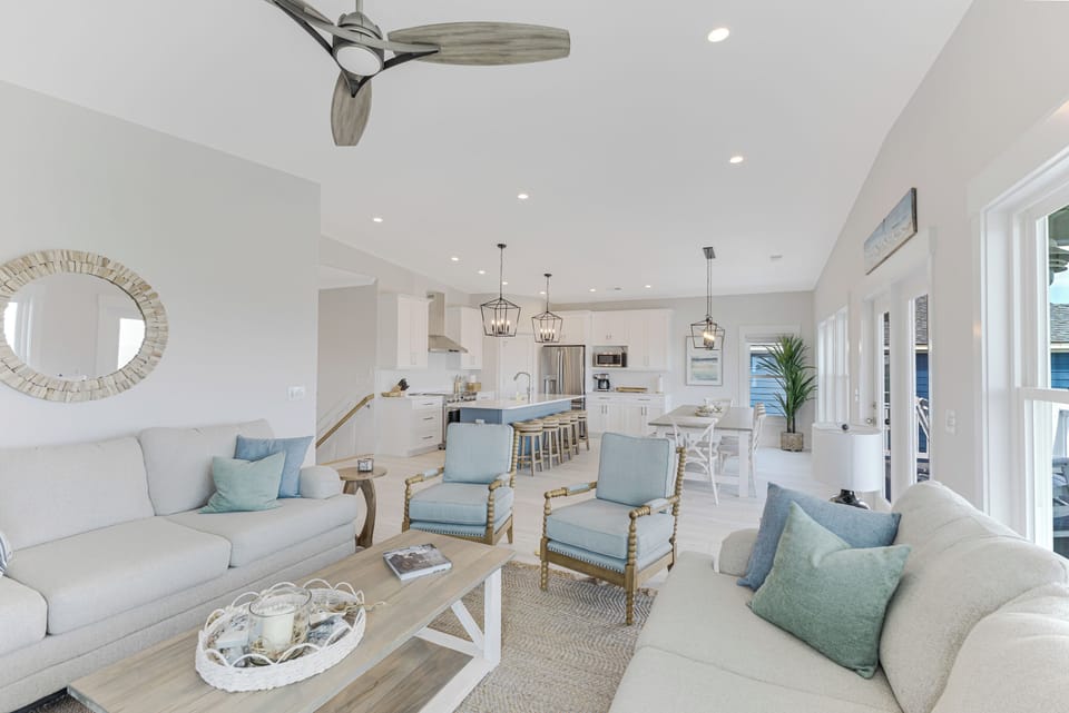 Bright, open floor plan with plenty of seating