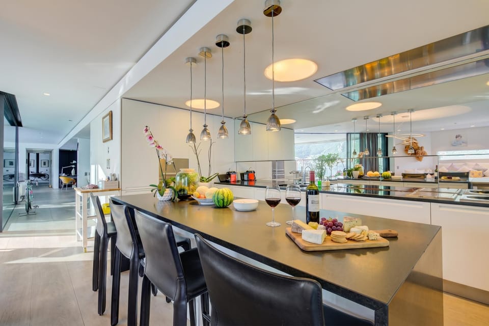 Family Villa, 4 Bedrooms, Balcony, Lakeside (Maison Sur l'Eau) | Dining