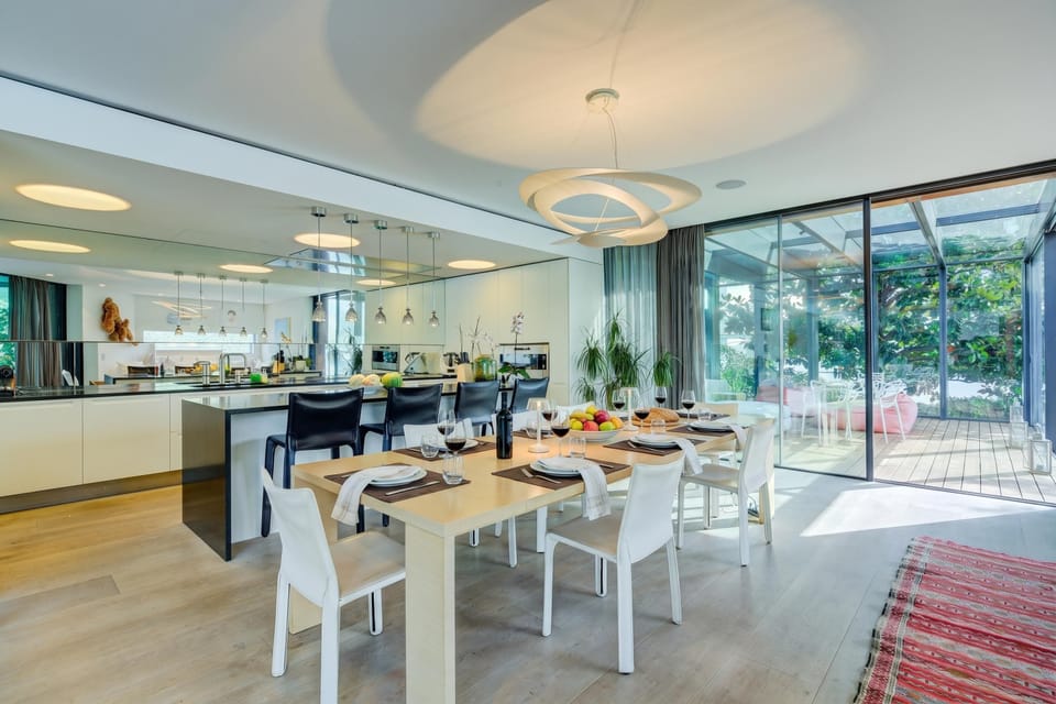 Family Villa, 4 Bedrooms, Balcony, Lakeside (Maison Sur l'Eau) | Dining