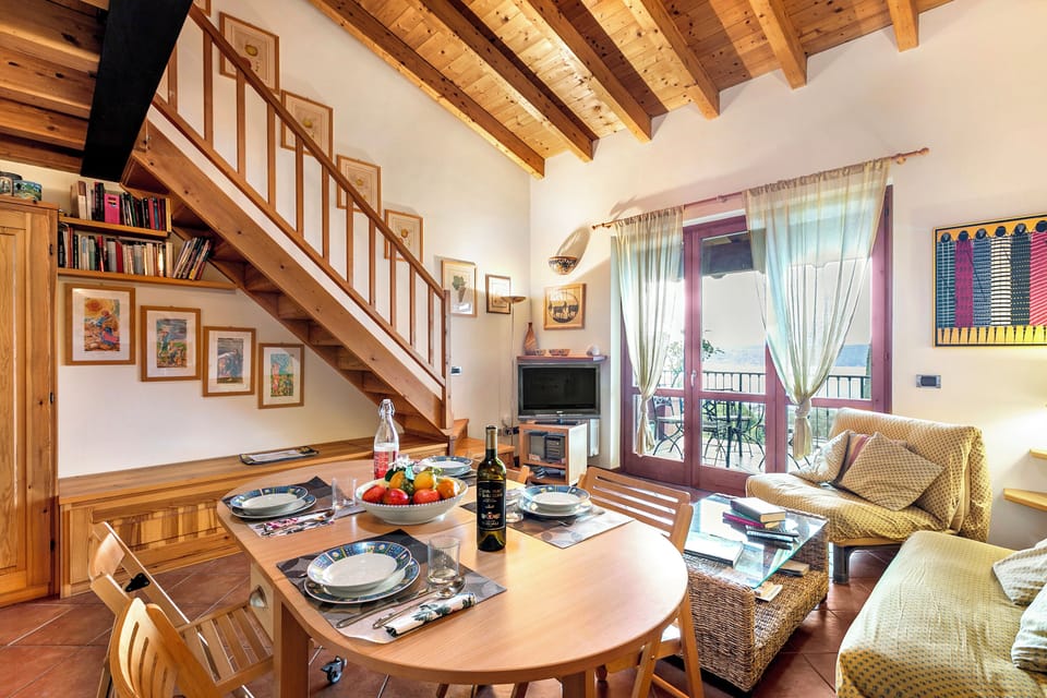 Standard Apartment, 1 Bedroom, Balcony (Grotten Loft with lake view & pool) | Dining