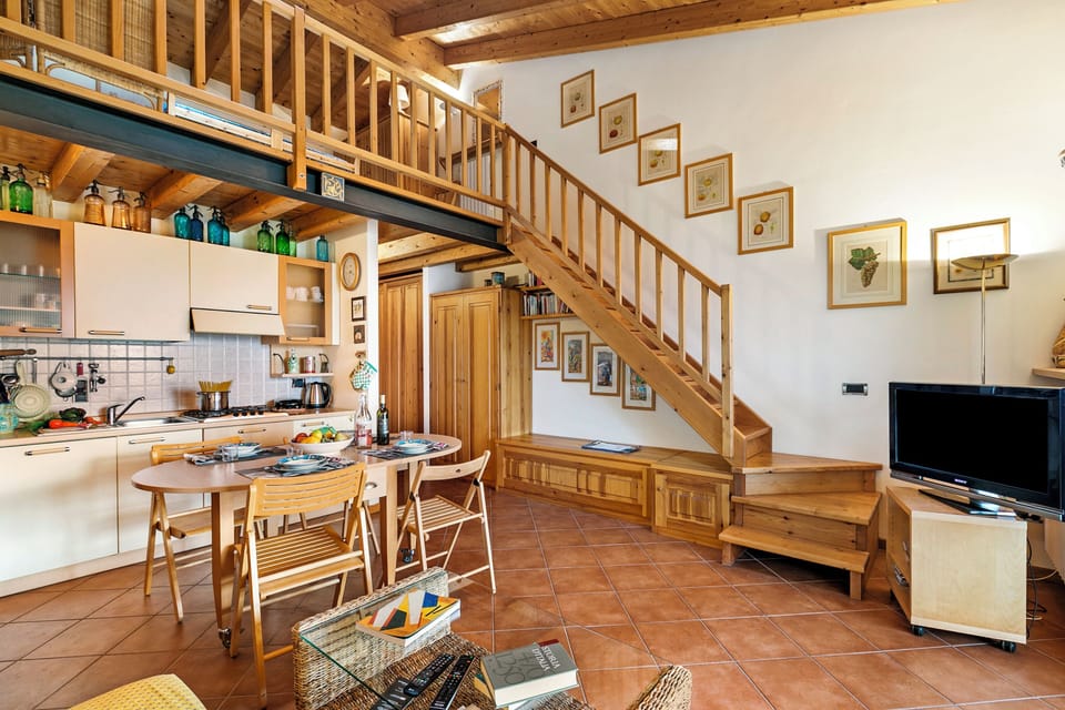 Standard Apartment, Multiple Bedrooms (Grotten Loft with lake view & pool) | Dining