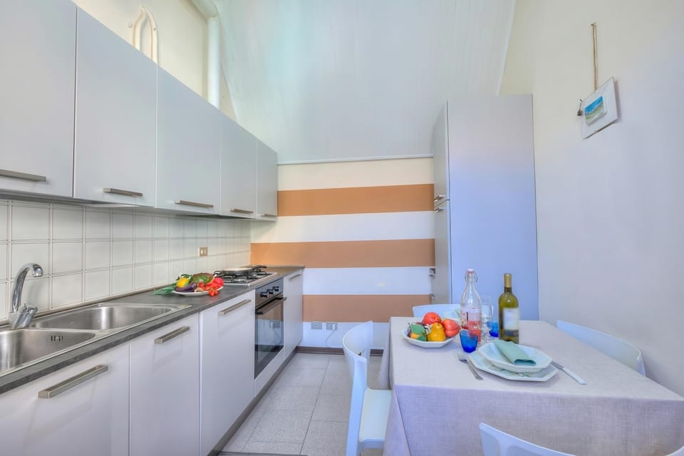 Standard Studio (Appartamento Gabriella) | Private kitchen | Fridge, stovetop, coffee/tea maker, cookware/dishes/utensils