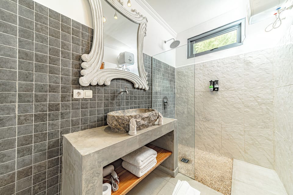 Suite | Bathroom | Shower, bidet, towels, soap