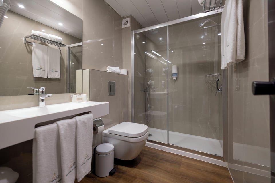 Suite | In-room safe, desk, blackout drapes, soundproofing