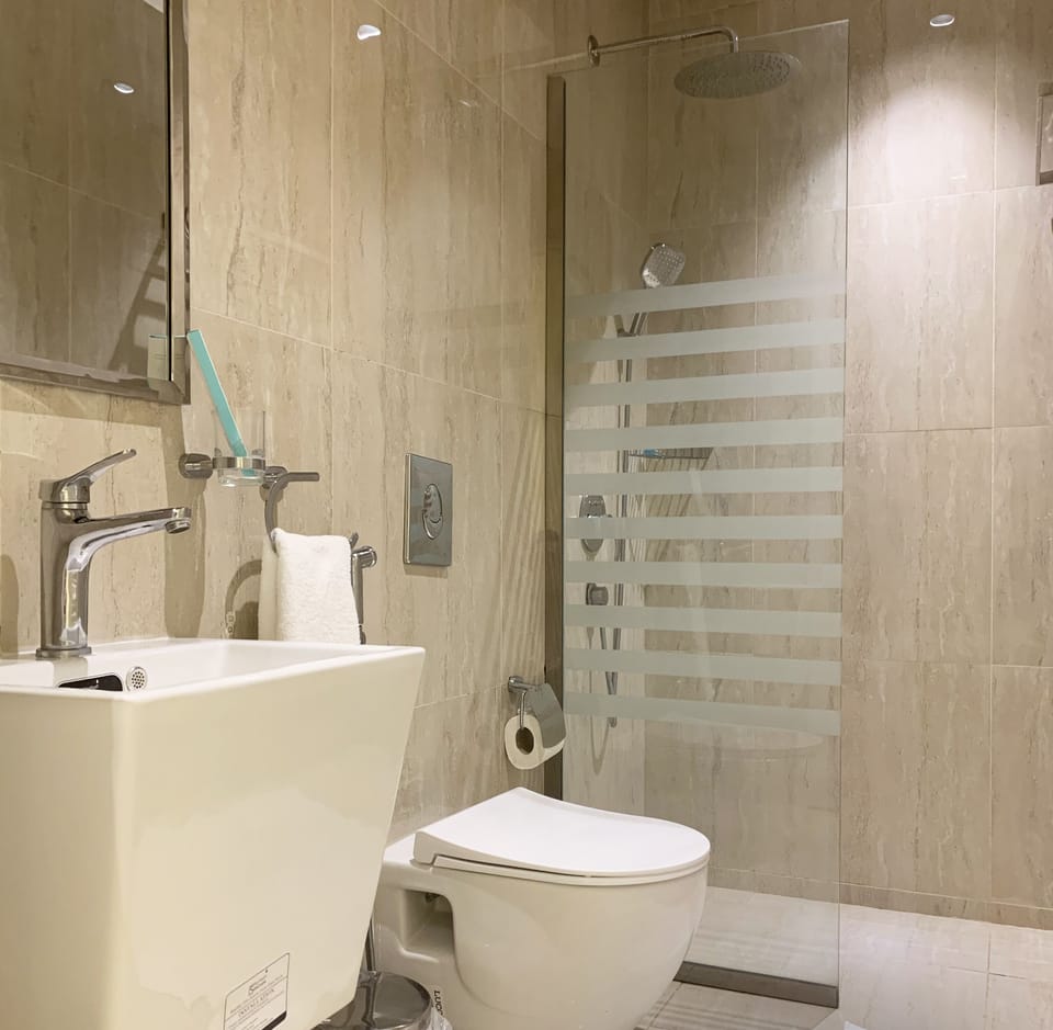 Design Apartment, 3 Bedrooms | Bathroom | Free toiletries, hair dryer, bathrobes, slippers