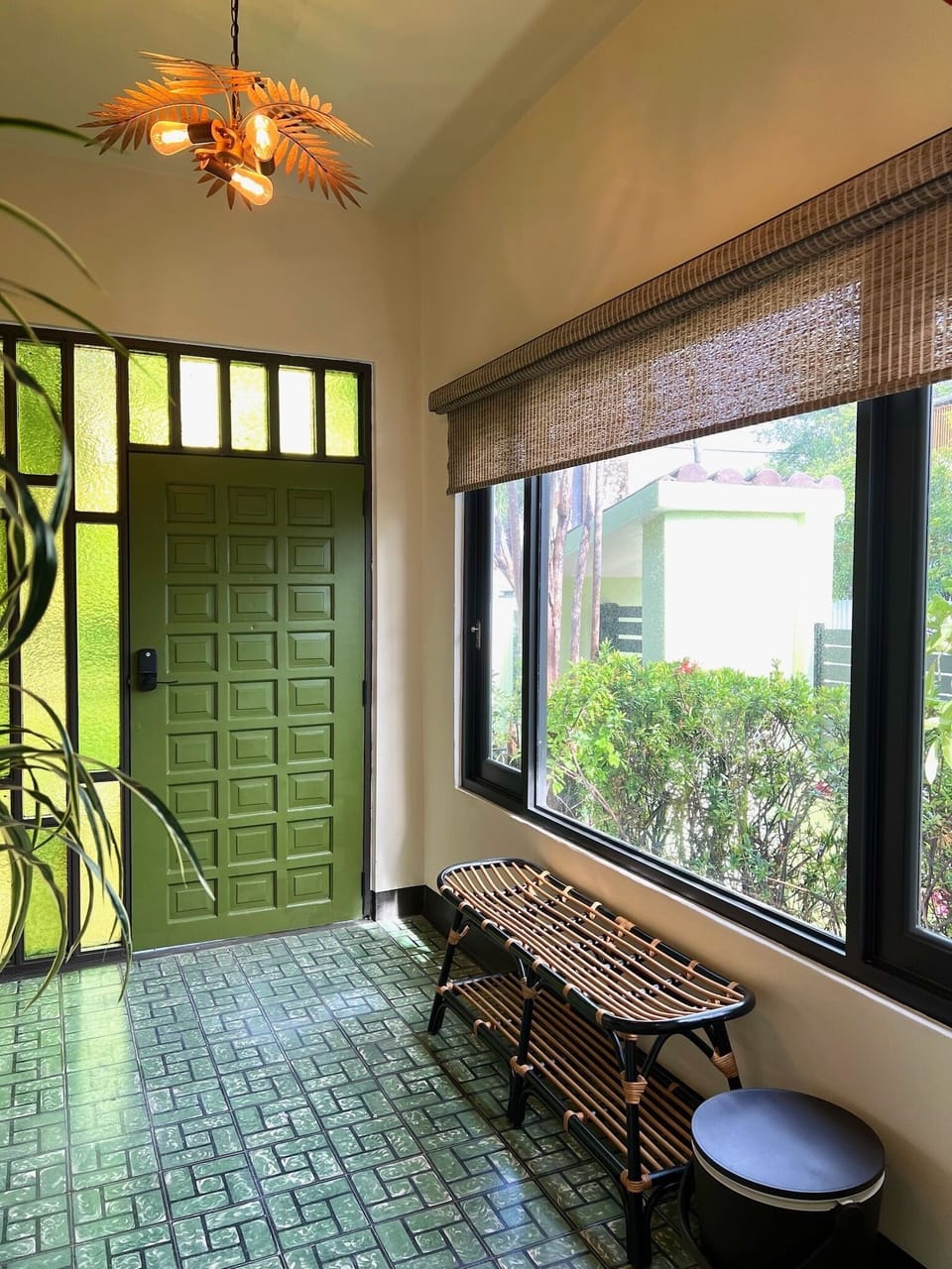 Oasis Bungalow Foyer