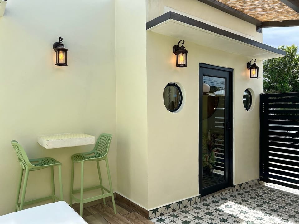 Beach Bungalow Private Patio and Outdoor Dining Area