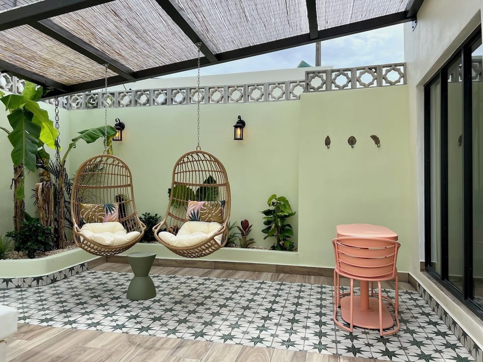 Jungle Bungalow Private Covered Patio and Outdoor Dining