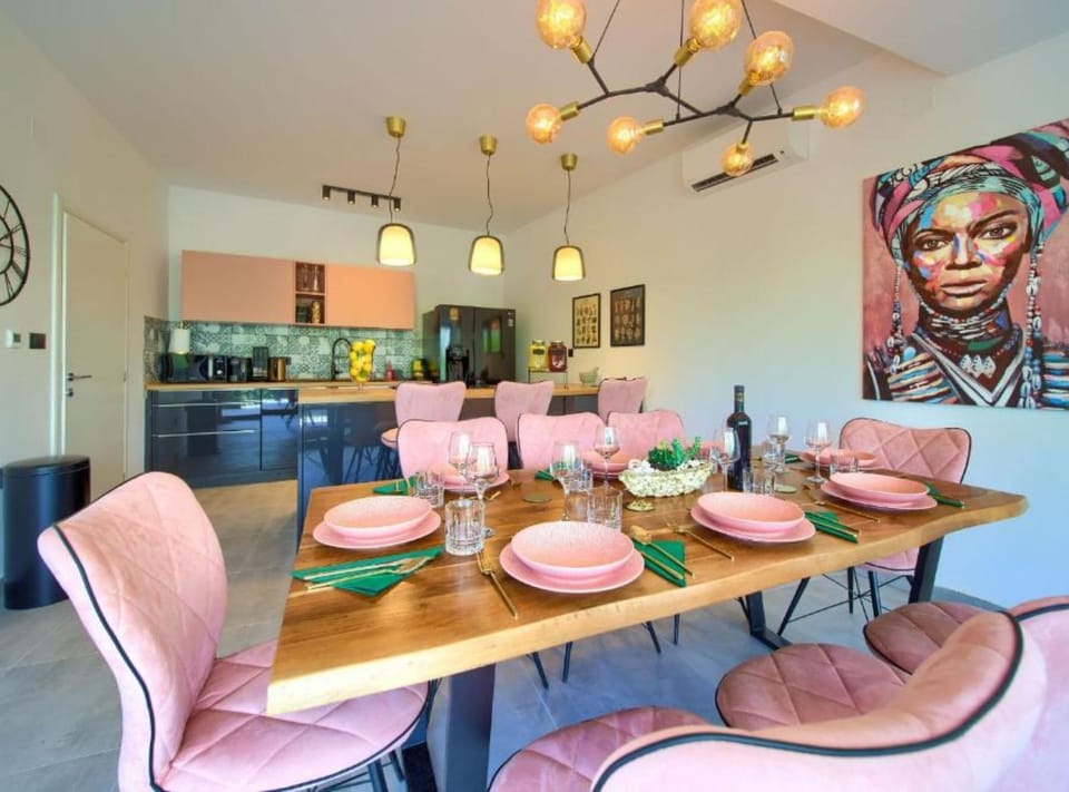 Villa (Four Bedroom Villa with Swimming pool) | Dining room