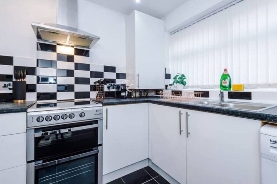 Full-size fridge, microwave, oven, stovetop