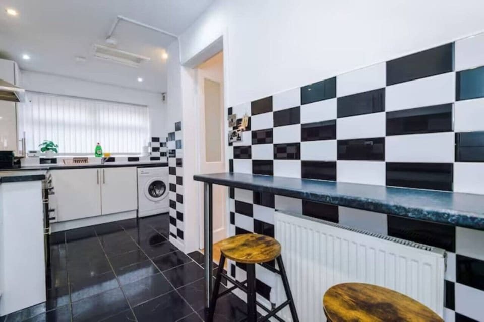 Full-size fridge, microwave, oven, stovetop