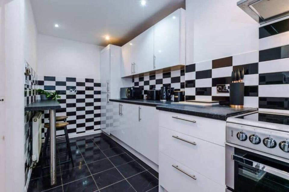 Full-size fridge, microwave, oven, stovetop