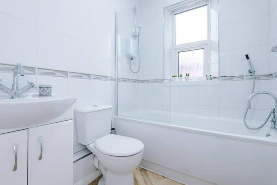 Spacious 4-Bed House Manchester House in Salford