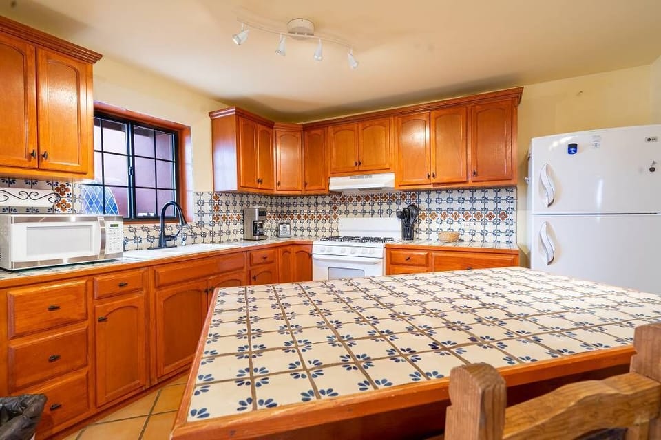 Quick breakfast or coffee? This kitchen table at Casa Richy in El Dorado Ranch San Felipe BC Mexico is perfect for casual dining.