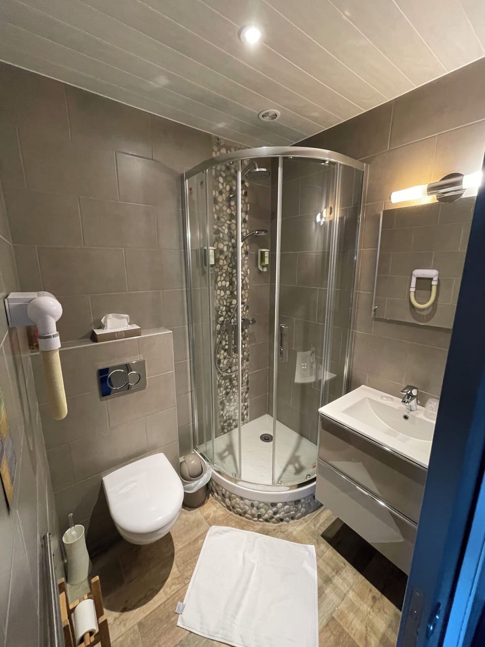 Basic Room, Sea View, Mezzanine | Bathroom | Hair dryer, towels, soap, shampoo