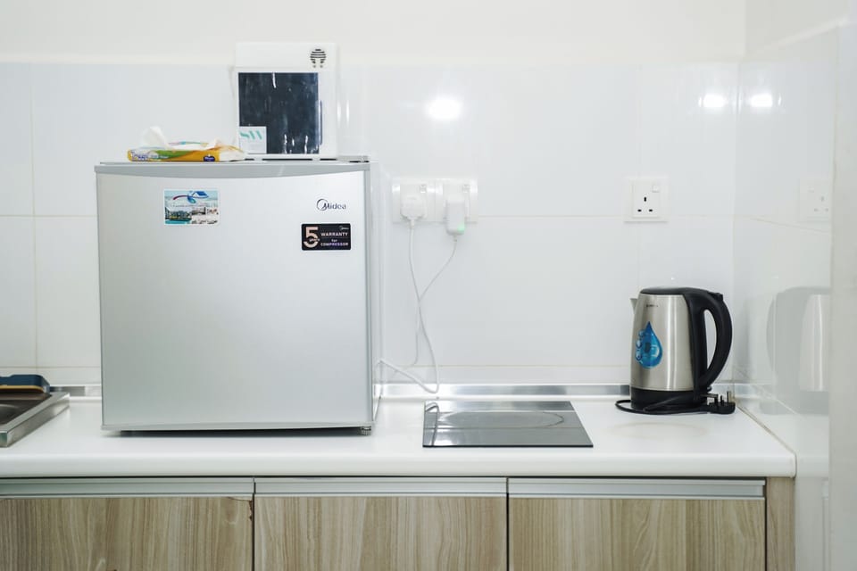 Comfort Studio, 2 Queen Beds | Private kitchen | Mini-fridge, microwave, cookware/dishes/utensils, paper towels