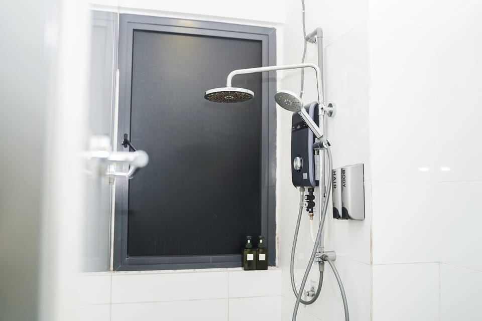 Comfort Studio, 2 Queen Beds | Bathroom | Shower, rainfall showerhead, hair dryer, bidet
