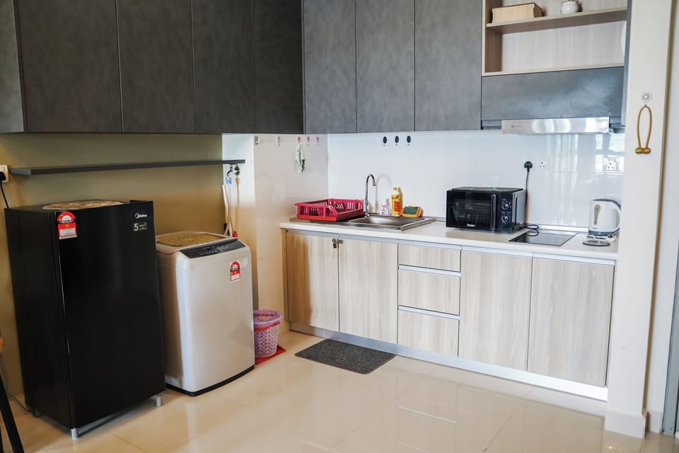 Comfort Studio | Private kitchen | Fridge, microwave, cookware/dishes/utensils, dining tables